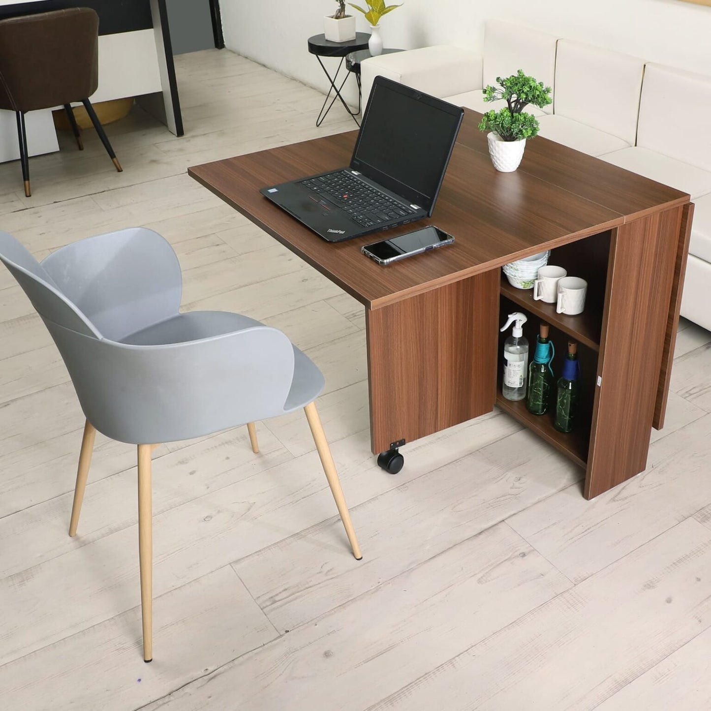Junco Foldable dining table with docking